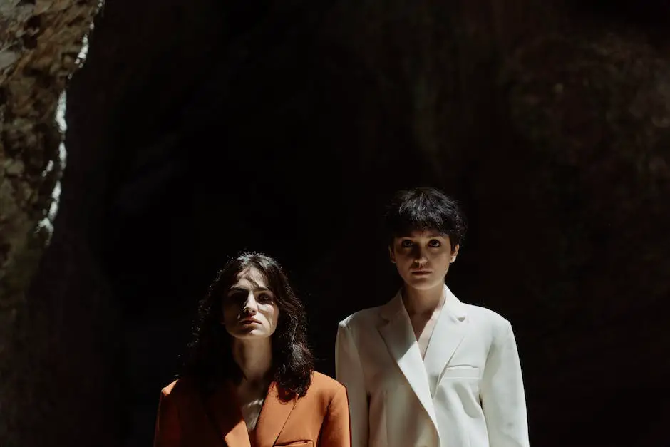 A picture with two models wearing oversized blazers with a stylish outfit.